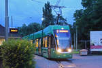 Be 6/8 Flexity 5025, auf der Linie 3, wartet an der Endstation in Birsfelden.