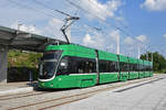 Be 6/8 Flexity 5002, auf der Linie 3, wartet an der Endstation beim Bahnhof Saint Louis.