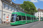 Be 6/8 Flexity 5002, auf der Linie 3, fährt zur Haltestelle Barfüsserplatz.