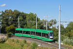 Be 4/6 Flexity 6004, auf der Linie 16, fährt zur Haltestelle Hechtliacker.