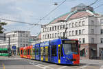 Be 6/8 Combino 306 FC Basel, auf der Linie 8, fährt zur Haltestelle am Bahnhof SBB.