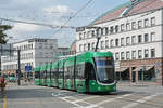 Be 6/8 Flexity 5009, auf der Linie 1, fährt zu Endstation am Bahnhof SBB.