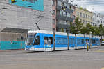 Be 6/8 Flexity 5028 mit der IWB Werbung, auf der Linie 14, fährt zur Haltestelle Dreirosenbrücke.