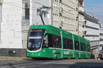 Be 4/6 Flexity 6015, auf der Linie 16, fährt zur Haltestelle Markthalle.