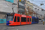 Be 6/8 Combino 306 FC Basel, auf der Linie 1, fährt zur Haltestelle Dreirosenbrücke.