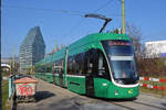 Be 6/8 Flexity 5022, auf der wegen einer Baustelle umgeleiteten Linie 3, wartet in der Schlaufe beim Schänzli.