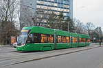 Be 4/6 Flexity 6012, auf der Linie 15, bedient die Haltestelle Grosspeterstrasse.