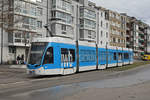 Be 6/8 Flexity 5028 mit der IWB Werbung, auf der Linie 1, fährt zur Haltestelle Bahnhof St.