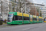 Be 6/8 Flexity 5036, auf der Linie 8, fährt Richtung Haltestelle Bahnhof SBB.