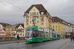 Be 6/8 Flexity 5011, auf der Linie 6, überquert die Mittlere Rheinbrücke.