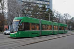 Be 4/6 Flexity 6014, auf der Linie 15, bedient die Haltestelle Grosspeterstrasse.