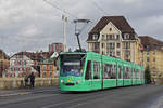 Be 6/8 Combino 314, auf der Linie 8, überquert die Mittlere Rheinbrücke.