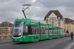 Be 6/8 Flexity 5001, auf der Linie 6, überquert die Mittlere Rheinbrücke.