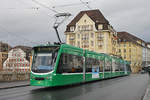 Be 6/8 Combino 305, auf der Linie 8, überquert die Mittlere Rheinbrücke.