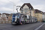 Be 6/8 Flexity 5041 mit der SALT Werbung, auf der Linie 8, überquert die Mittlere Rheinbrücke.