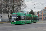 Be 6/8 Flexity 5043, auf der Linie 8, fährt zur Haltestelle CIBA.