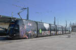 Be 6/8 Flexity 5041 mit der SALT Werbung, auf der Linie 3, wartet an der Endstation beim Bahnhof Saint Louis.