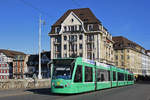 Be 6/8 Combino 322, auf der Linie 8, überquert die Mittlere Rheinbrücke.