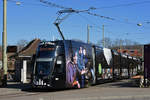 Be 6/8 Flexity 5041 mit der SALT Werbung, auf der Linie 3, wartet an der Endstation in Birsfelden.