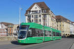 Be 4/6 Flexity 6006, auf der Linie 15, überquert die Mittlere Rheinbrücke.