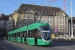 Be 6/8 Flexity 5043, auf der Linie 6, überquert die Mittlere Rheinbrücke.