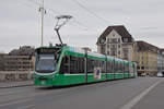 Be 6/8 Combino 311, auf der Linie 8, überquert die Mittlere Rheinbrücke.