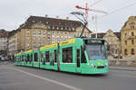 Be 6/8 Combino 328, auf der Linie 8, überquert die Mittlere Rheinbrücke.