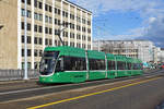 Be 6/8 Flexity 5011, auf der Linie 14, überquert die Dreirosenbrücke.