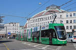 Be 6/8 Flexity 5003, auf der Linie 1, fährt zur Haltestelle am Bahnhof SBB.