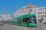 Be 6/8 Flexity 5030, auf der Linie 8, fährt zur Haltestelle am Bahnhof SBB.