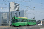 Be 4/4 495 zusammen mit dem B4S 1469, auf der Linie 15, überquert die Münchensteinerbrücke.