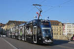 Be 6/8 Flexity 5041 mit der SALT Werbung, auf der Linie 8, überquert die Mittlere Rheinbrücke.