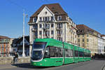 Be 6/8 Flexity 5029, auf der Linie 6, überquert die Mittlere Rheinbrücke.