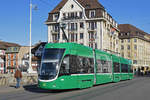 Be 6/8 Flexity 6003, auf der Linie 15, überquert die Mittlere Rheinbrücke.