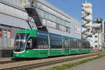 Be 6/8 Flexity 5038, auf der Linie 14, fährt zur Haltestelle Lachmatt.