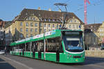 Be 6/8 Combino 311, auf der Linie 14, überquert die Mittlere Rheinbrücke.