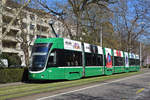 Be 6/8 Flexity 5001, auf der Linie 14, fährt Richtung Haltestelle Aeschenplatz.