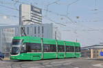 Be 4/6 Flexity 6013, auf der Linie 15, überquert die Münchensteinerbrücke.