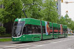 Be 4/6 Flexity 6005, auf der Linie 15, fährt zur Haltestelle Denkmal.