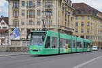 Be 6/8 Combino 314, auf der Linie 8, überquert die Mittlere Rheinbrücke.