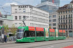 Be 6/8 Flexity 5044, auf der Linie 2 fährt zur Haltestelle Markthalle.