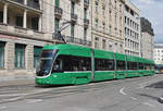 Be 6/8 Flexity 5005, auf der Linie 1, fährt zur Haltestelle Markthalle.