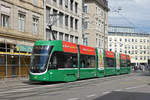 Be 6/8 Flexity 5043, auf der Linie 8, fährt zur Haltestelle Markthalle.