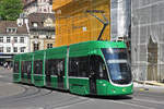 Be 4/6 Flexity 6017  PICCOLO , auf der Linie 15, fährt den Steinenberg hoch zur Haltestelle Bankverein.