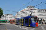 Be 6/8 306 Combino FC Basel, auf der Linie 8, fährt zur Haltestelle am Bahnhof SBB.