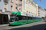 Be 6/8 Flexity 5018, auf der Linie 6, bedient die Haltestelle Theater.