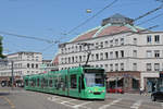 Be 6/8 Combino 301, auf der Linie 2, fährt zur Haltestelle am Bahnhof SBB.