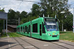 Be 6/8 Combino 307, auf der Linie 2, wartet in der Schlaufe beim Eglisee.