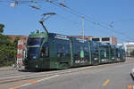 Be 6/8 Flexity 5014 (hier noch ohne Nummer) mit der Werbung für Valserwasser, auf der Linie 2, fährt zur Haltestelle IWB.