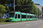 Be 6/8 Combino 326, auf der Linie 8, fährt zur Haltestelle am Bahnhof SBB.